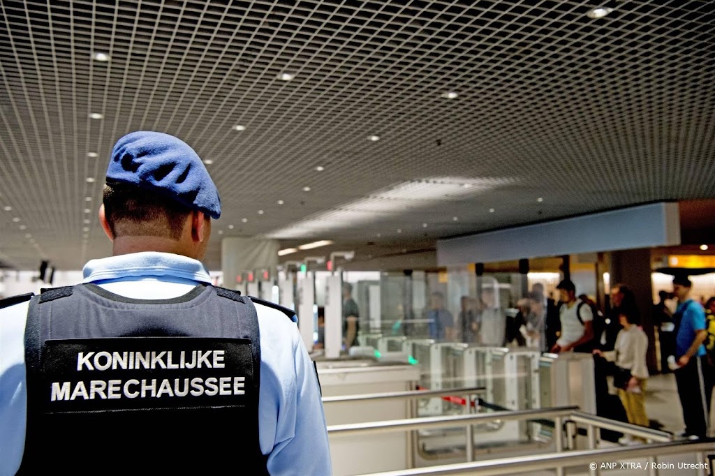 Mannen opgepakt op vliegveld om openstaande celstraf en drugs