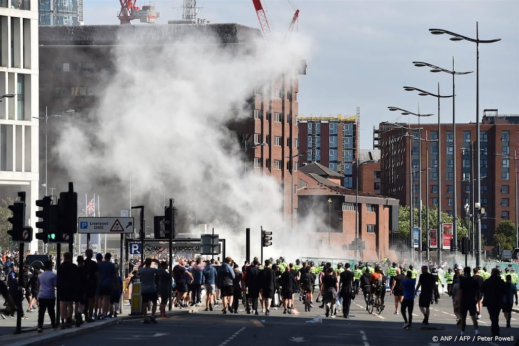 Britse premier belooft politie extra ondersteuning bij rellen
