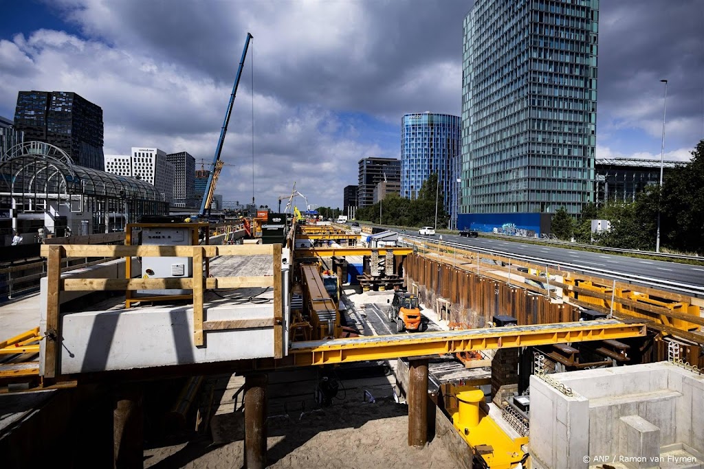 Metrodek op station Amsterdam Zuid geschoven boven hoofd reizigers