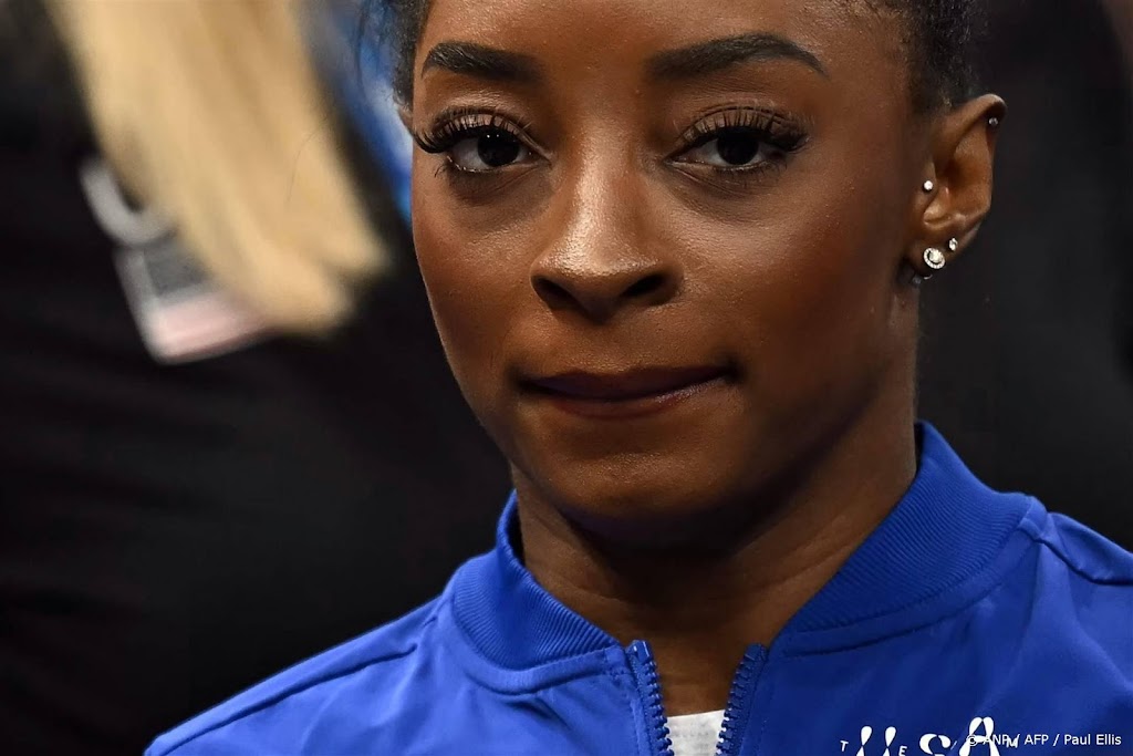 Turnlegende Biles grijpt op balk en vloer naast achtste goud