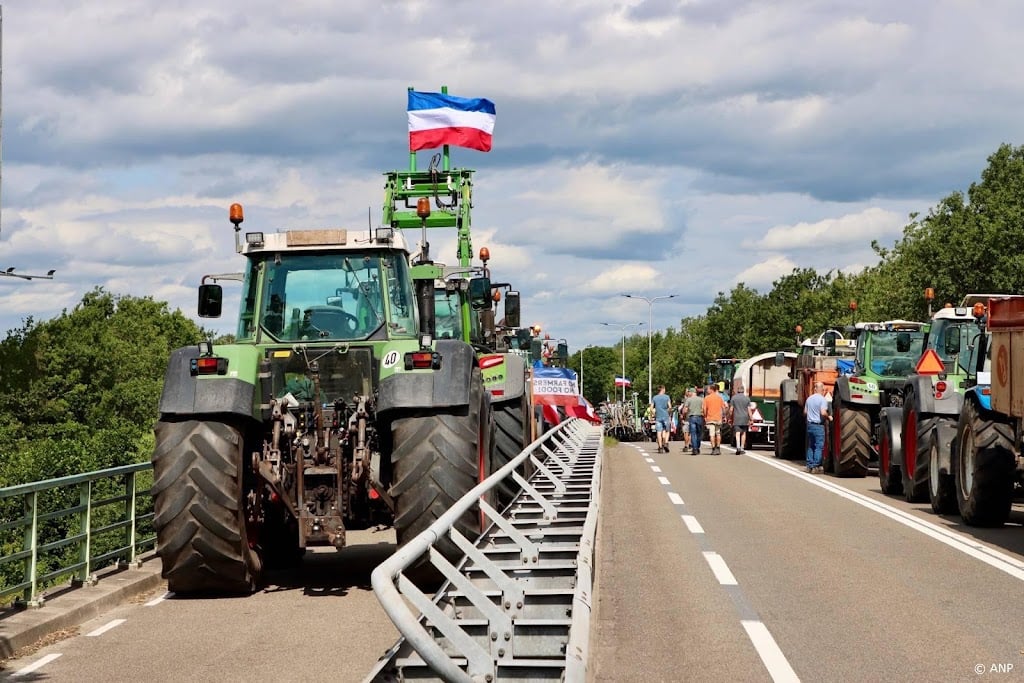 Actie met 150 trekkers in Deurningen, dicht bij oprit A1