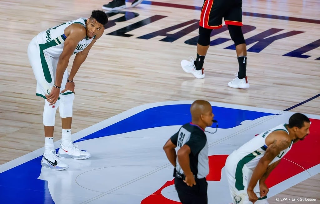 Basketballers Bucks dicht bij uitschakeling in play-offs