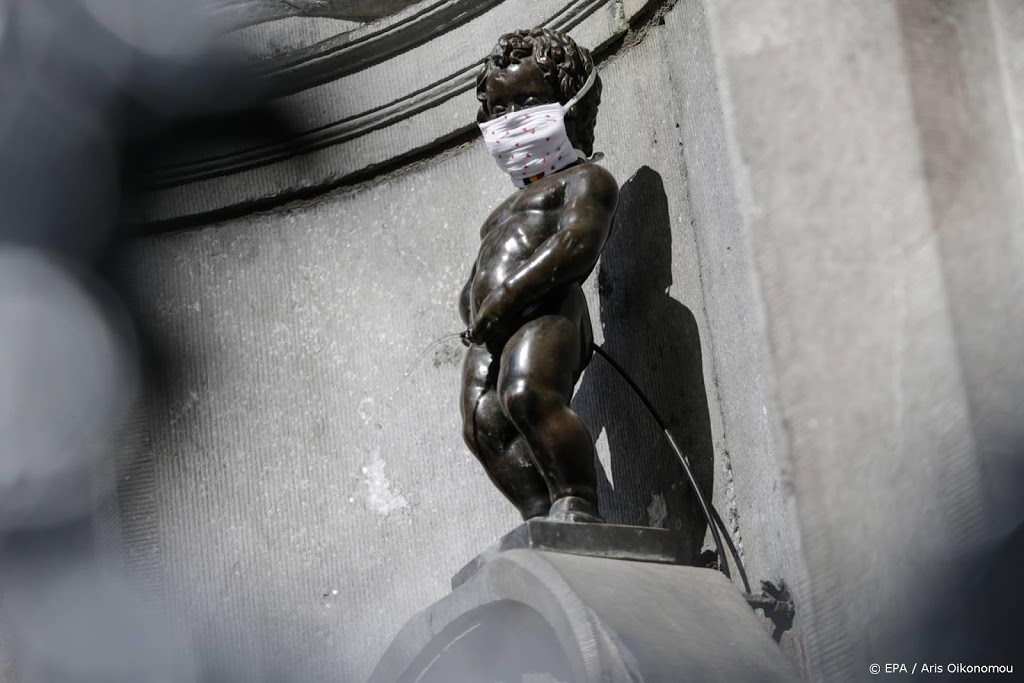 Manneken Pis in dokterskleding als Brussels eerbetoon aan zorg