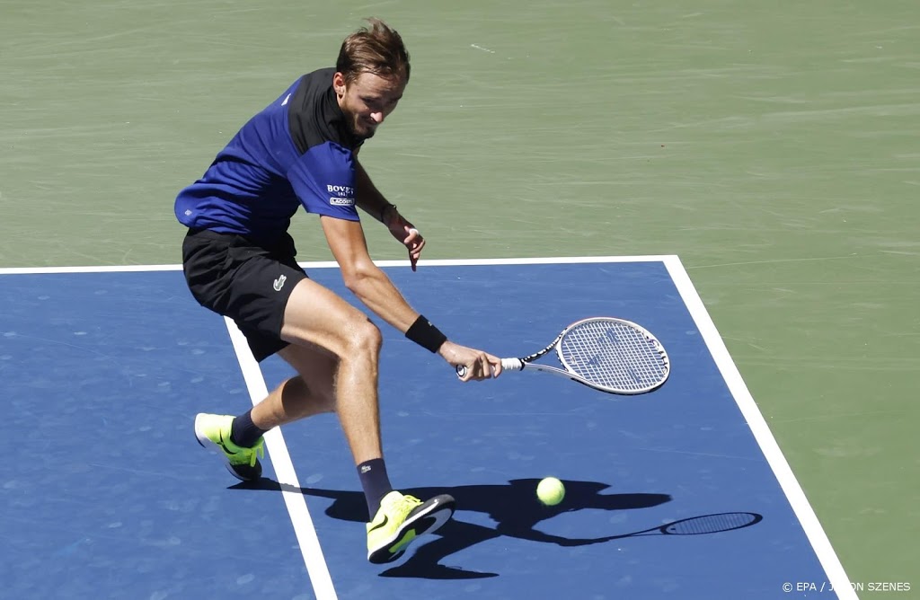 Medvedev eenvoudig langs Amerikaanse debutant Wolf op US Open
