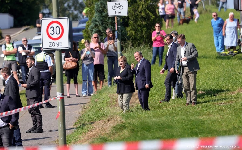Merkel bezoekt door overstromingen geteisterd Noordrijn-Westfalen