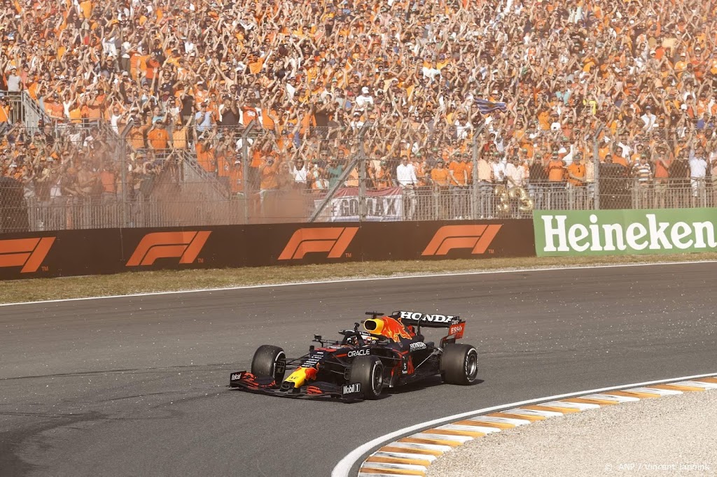 Meesterlijke zege Verstappen op Zandvoort voor uitzinnig publiek