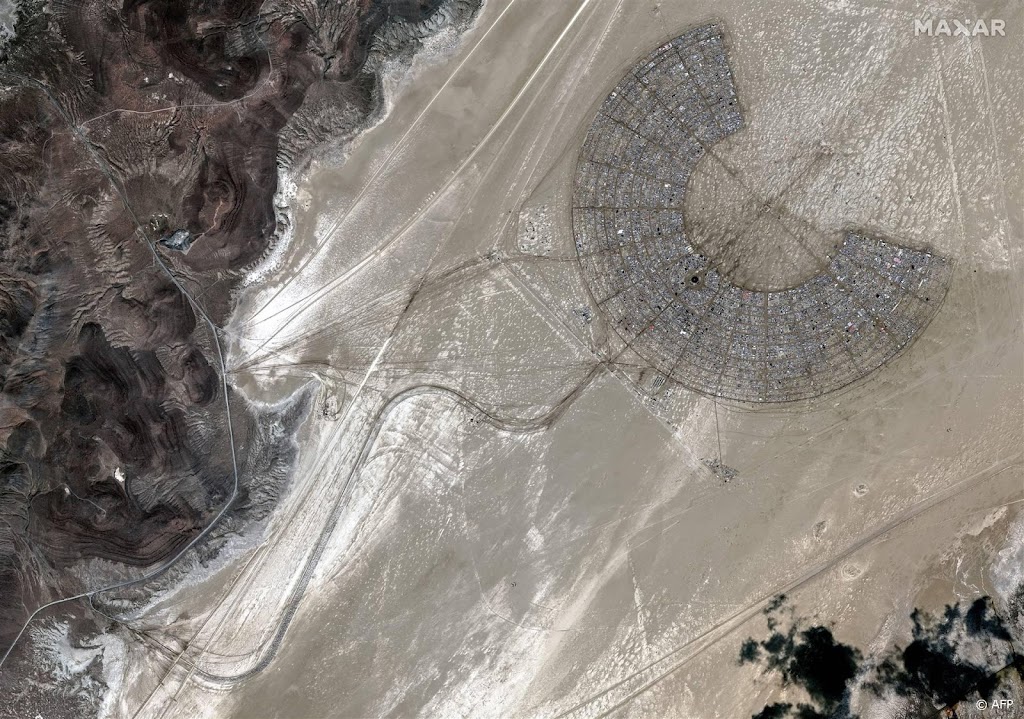 Urenlange files bij exodus van verregend festival Burning Man