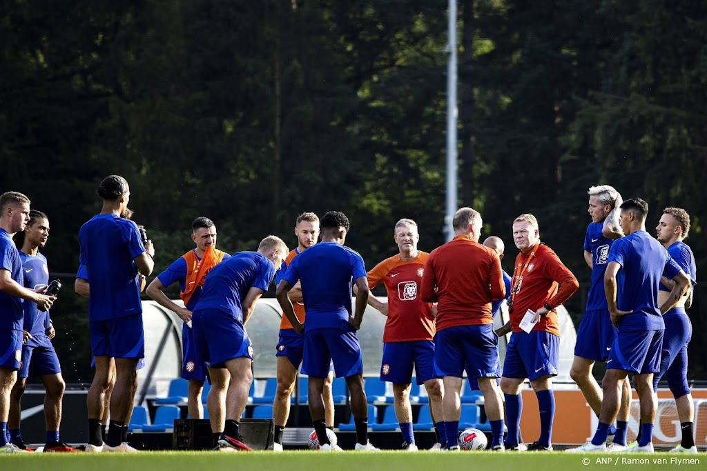 Oranje traint met volledige selectie in Zeist