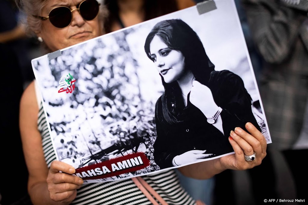 Iran arresteert oom van Mahsa Amini, bijna een jaar na haar dood