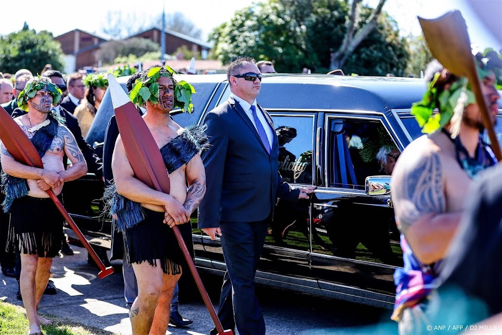 Maori begraven koning en kiezen zijn dochter als koningin