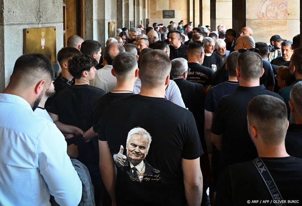 Honderden personen bij herdenkingsdienst Mladić 