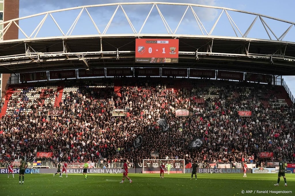 FC Utrecht - Go Ahead Eagles tijdelijk gestaakt om vuurwerk