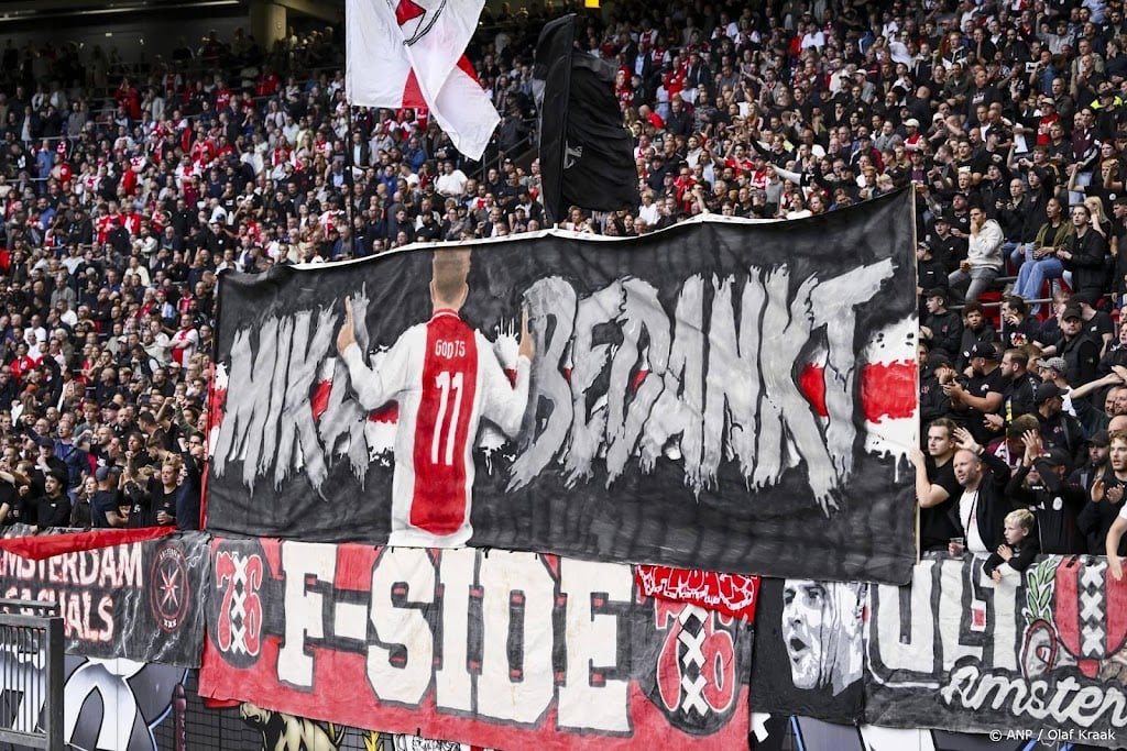 Supporters van Ajax nemen afscheid van Godts