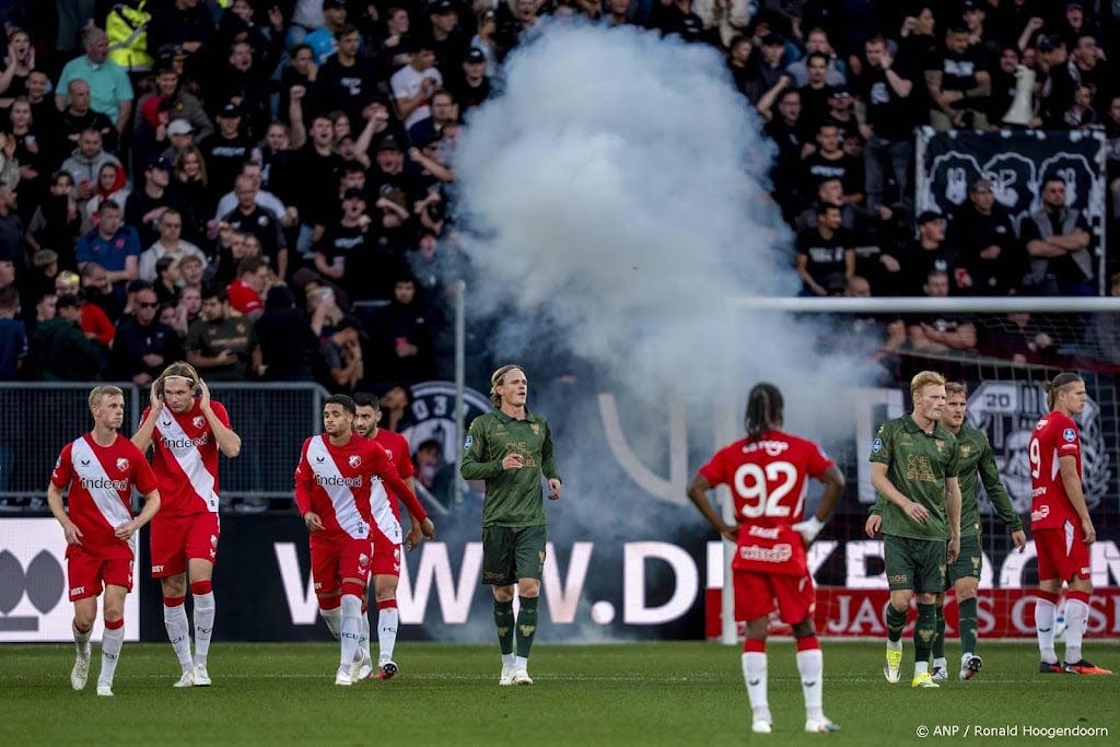 FC Utrecht - Go Ahead om gooien bekers voor tweede keer gestaakt 