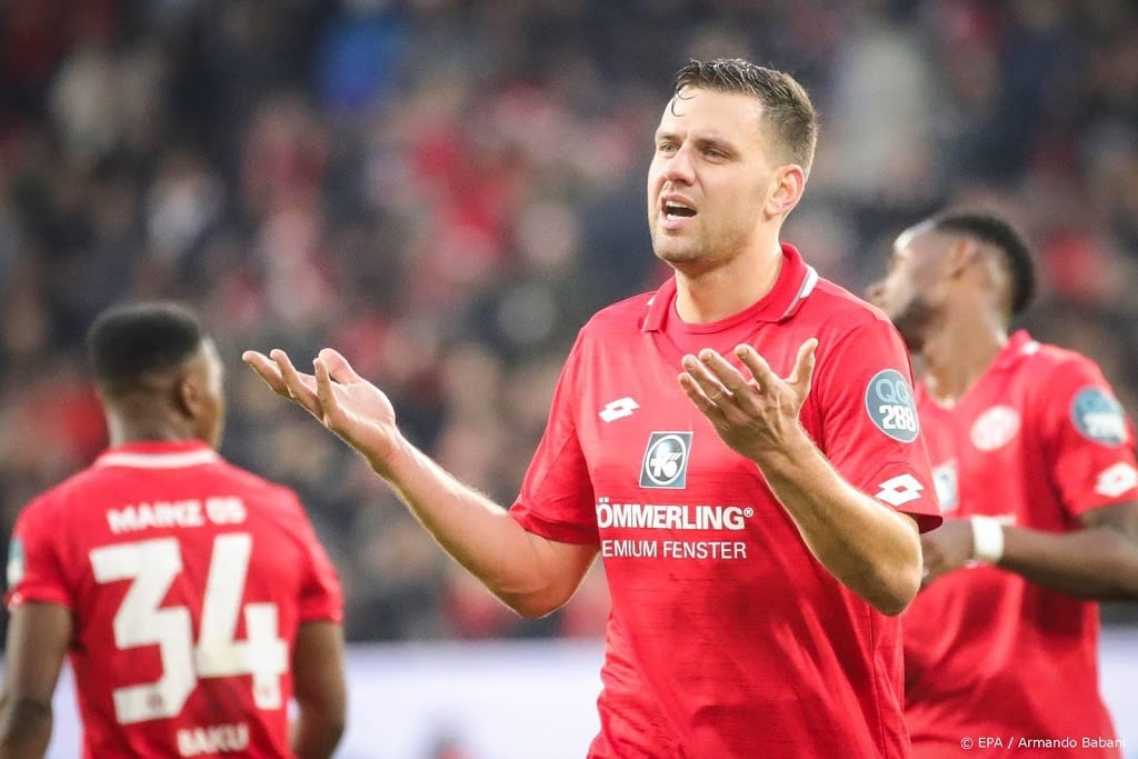 Duitse voetbalclub Mainz haalt 'verbannen' aanvaller terug 