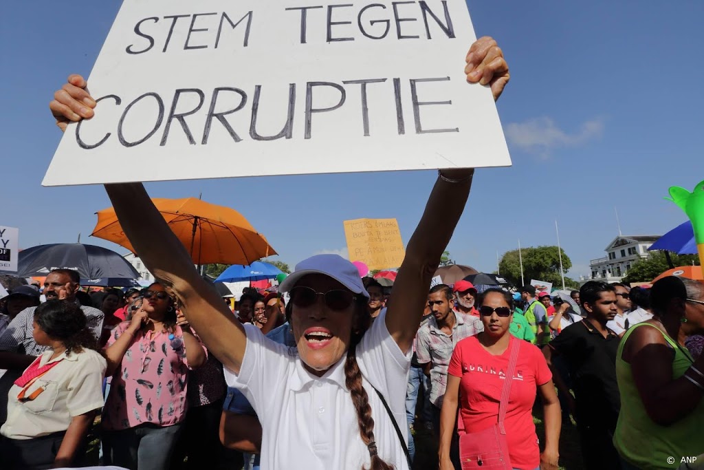Surinaamse ex-minister Hoefdraad binnenkort op lijst Interpol