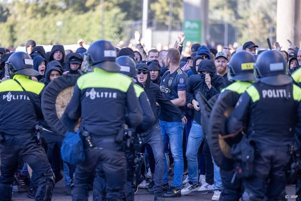 Meer voetbalclubs gaan fans vragen naar identiteitsbewijs
