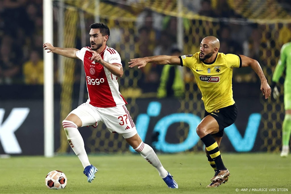Ajax-trainer Steijn spreekt in gesprek vertrouwen uit in Sutalo