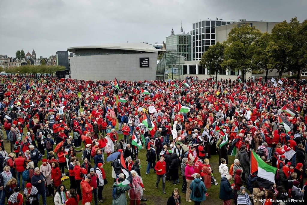 Grote toestroom van in het rood geklede mensen naar Museumplein