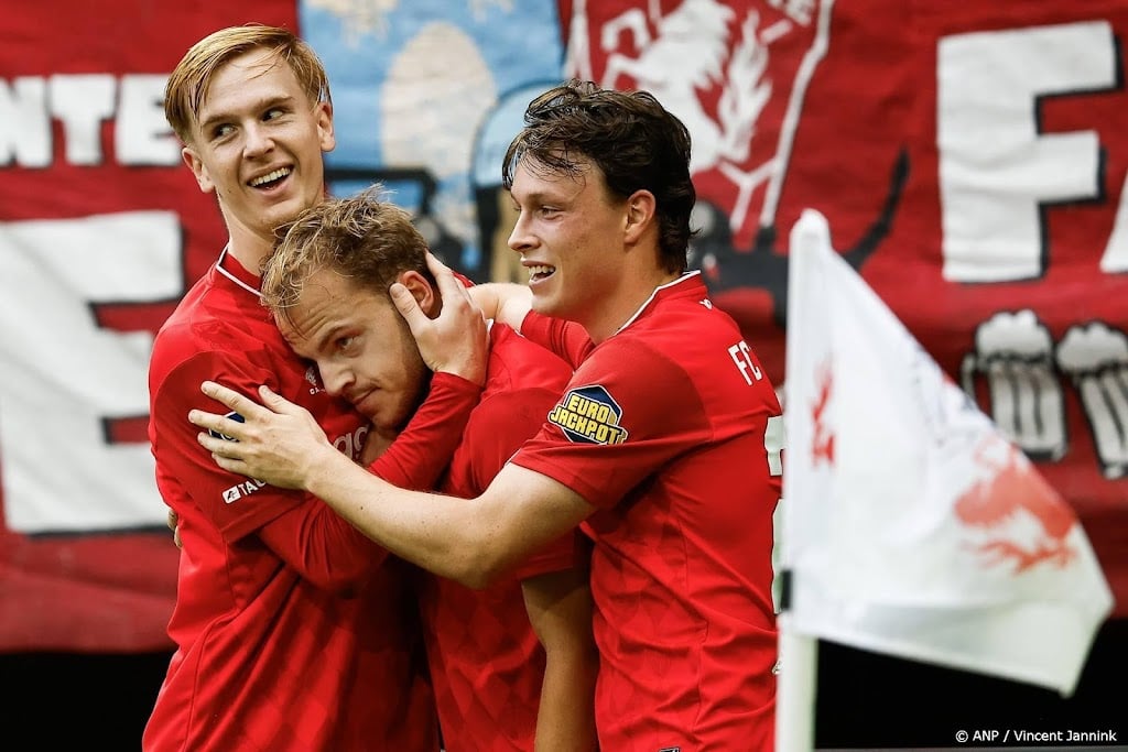 FC Twente wint ook derde duel onder trainer Van den Brom