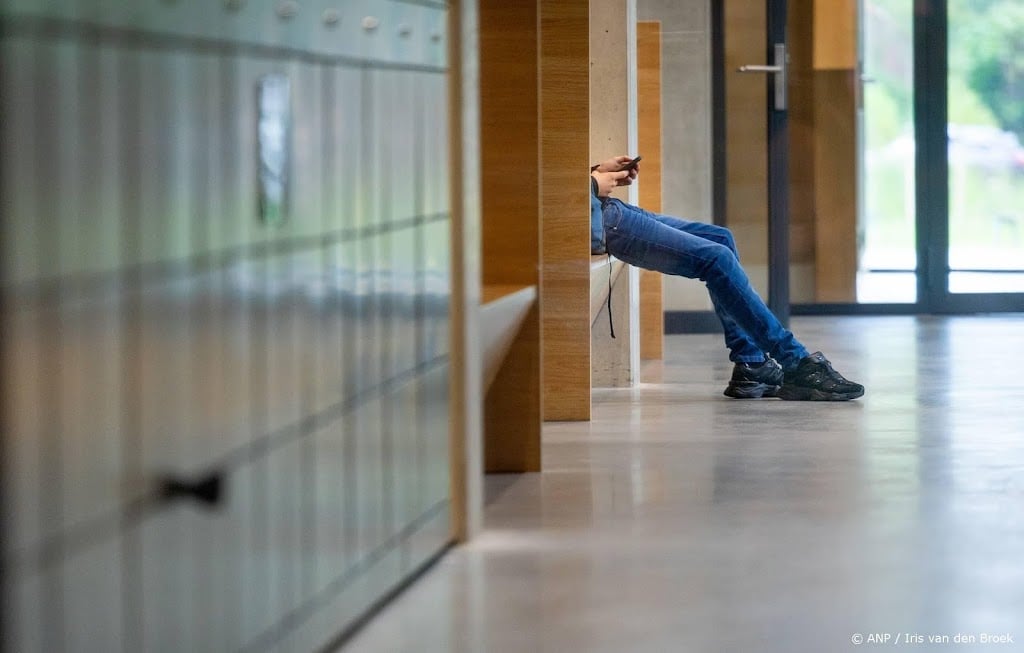 Kabinet wil telefoon weren van schoolplein en in pauze