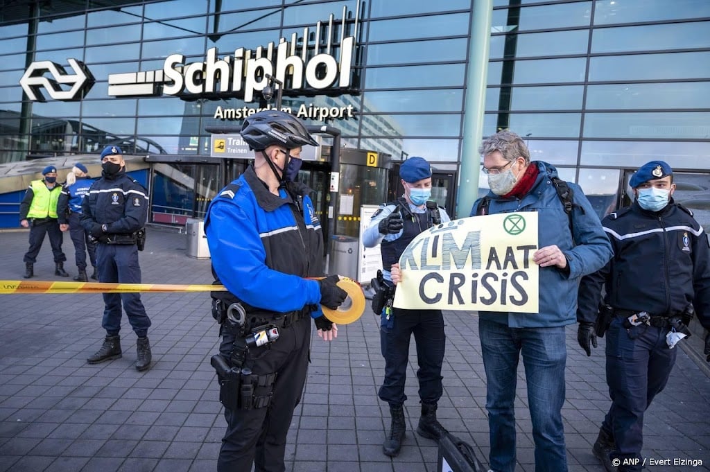 Op Schiphol opgepakte XR-activisten weer vrij