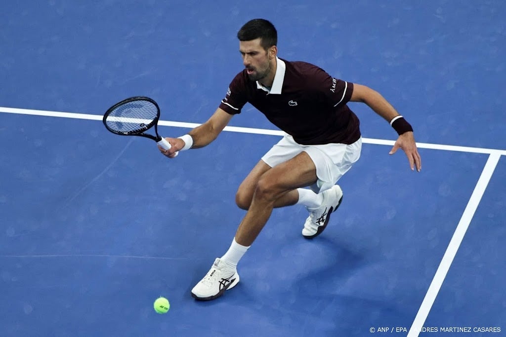Djokovic bereikt finale in Beijing na diskwalificatie Medvedev