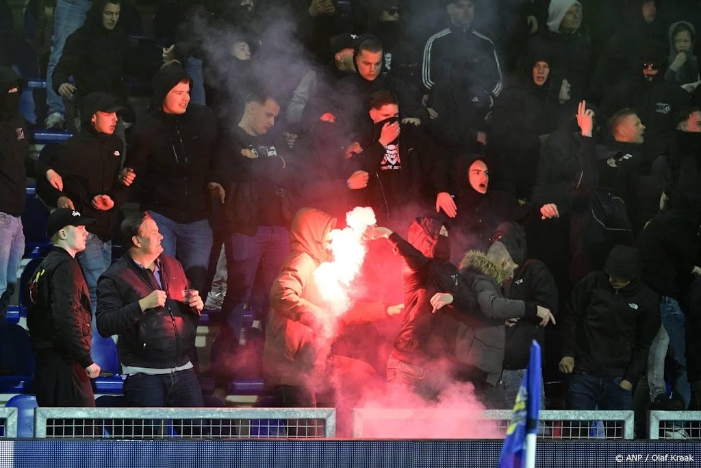 NAC wil zware straf voor vuurwerkafsteker in uitvak bij Vitesse