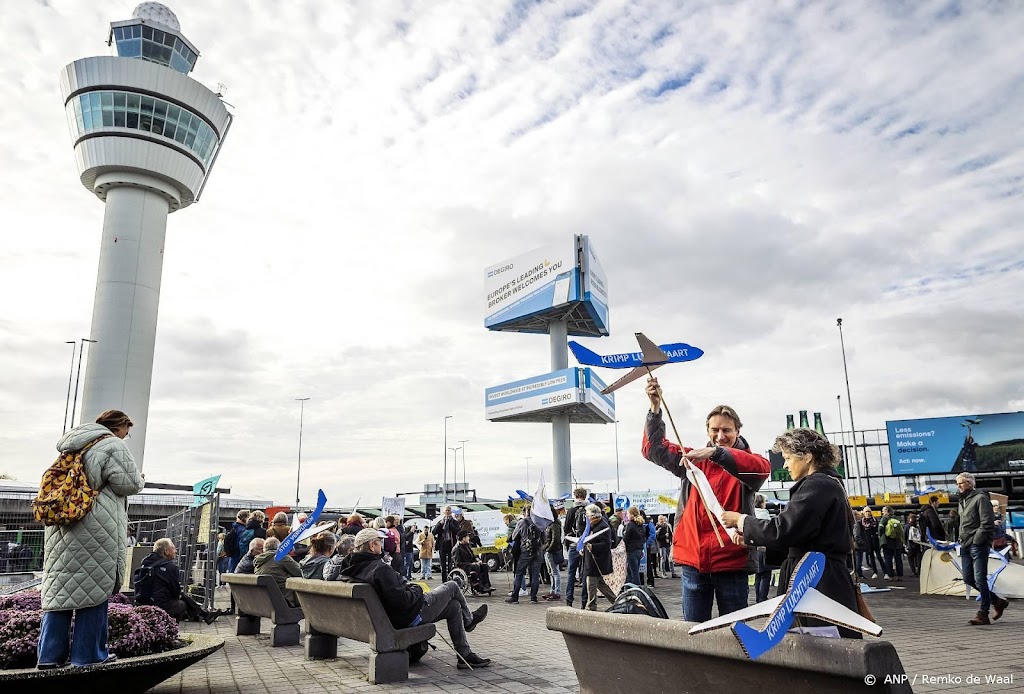 Klimaatactivisten blokkeren privéjets op Schiphol