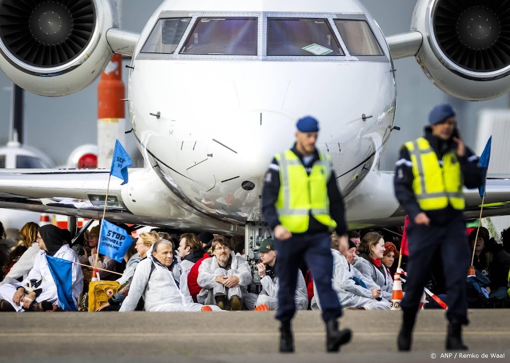 Marechaussee haalt klimaatactivisten weg bij privéjets