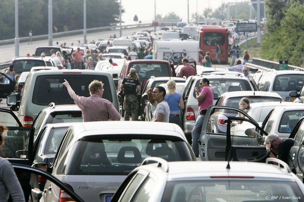 Verkeer uren vast door defecte afsluitbomen Schipholbrug
