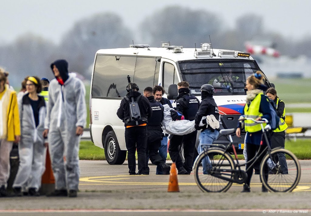 Marechaussee houdt op Schiphol-Oost fietsende activisten aan