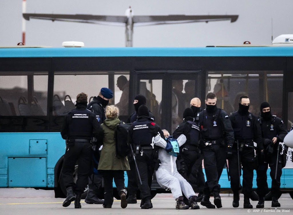 Marechaussee: tegen de 200 arrestaties na acties Schiphol