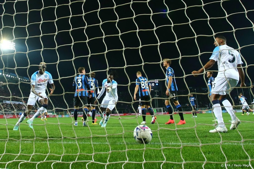 Koploper Napoli slaat aanval Atalanta af met zege in Bergamo