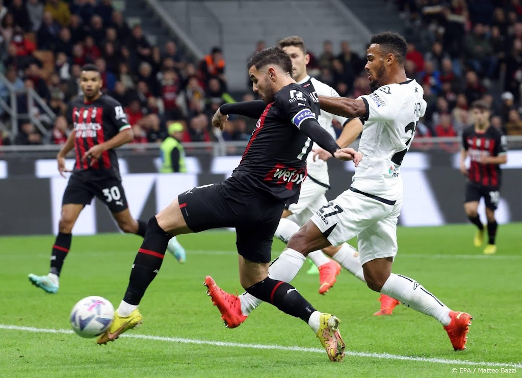 Giroud redt Milan met fraaie treffer en krijgt daarna rood