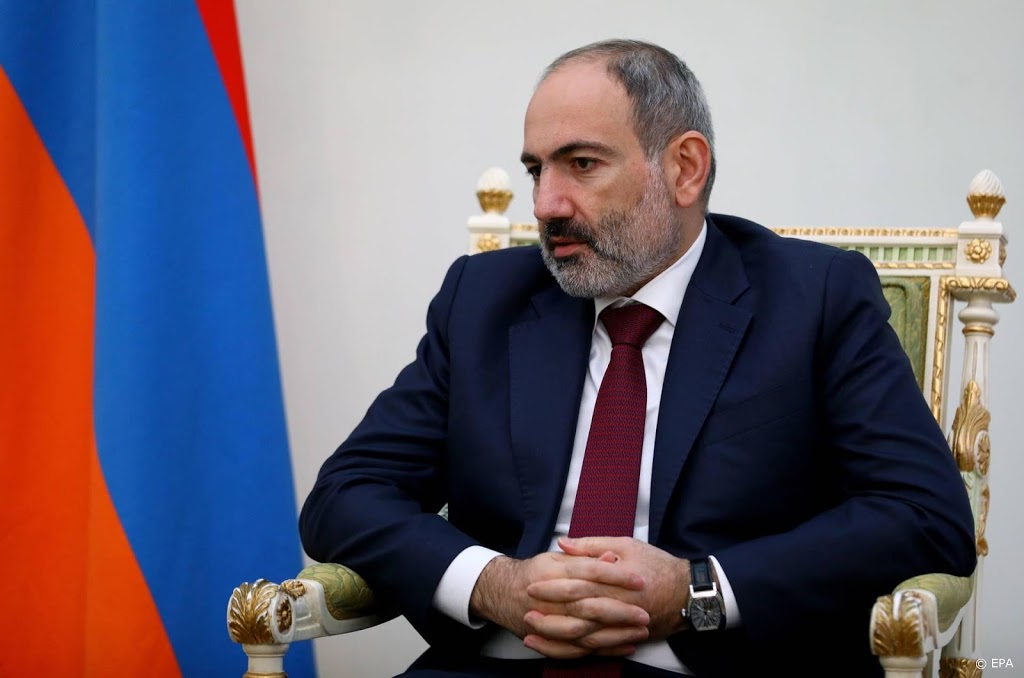 Duizenden Armeniërs eisen snel vertrek premier Pasjinian