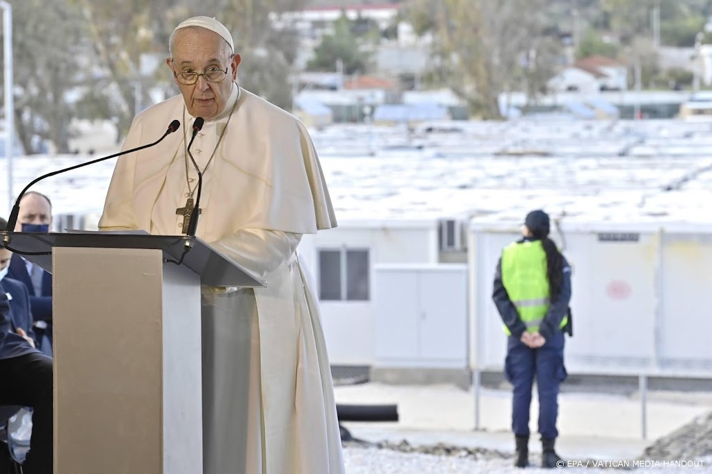Paus bekritiseert Europese omgang met migranten bij bezoek Lesbos