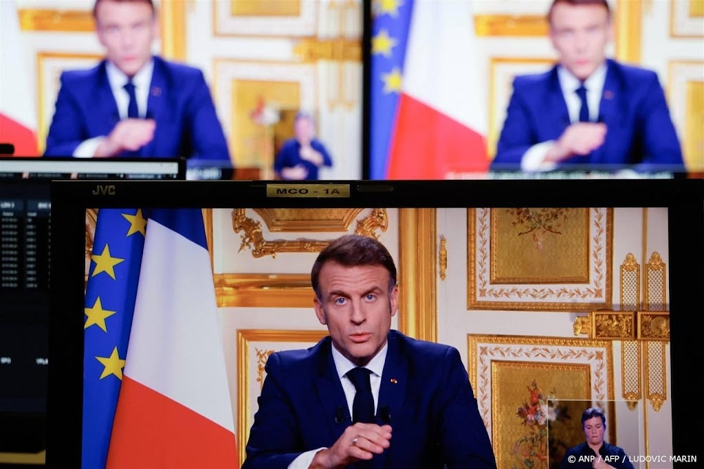 Macron stapt niet op, komt in de komende dagen met nieuwe premier