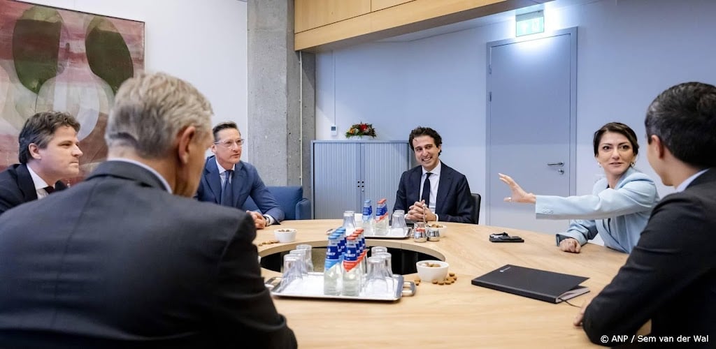 Partijleiders in gesprek met informateur over vervolg formatie