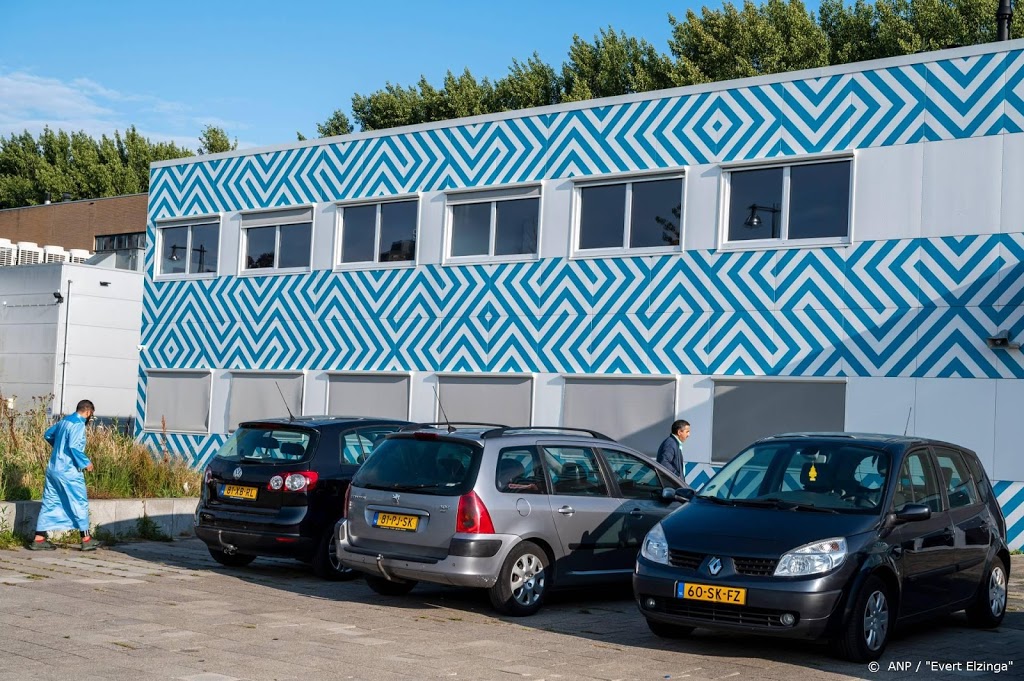 Steen en brandbare stof door ruit Cornelius Haga Lyceum