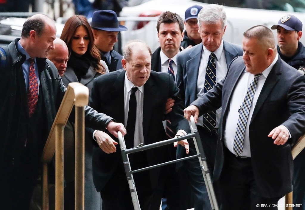 Weinstein met rollator naar de rechtbank