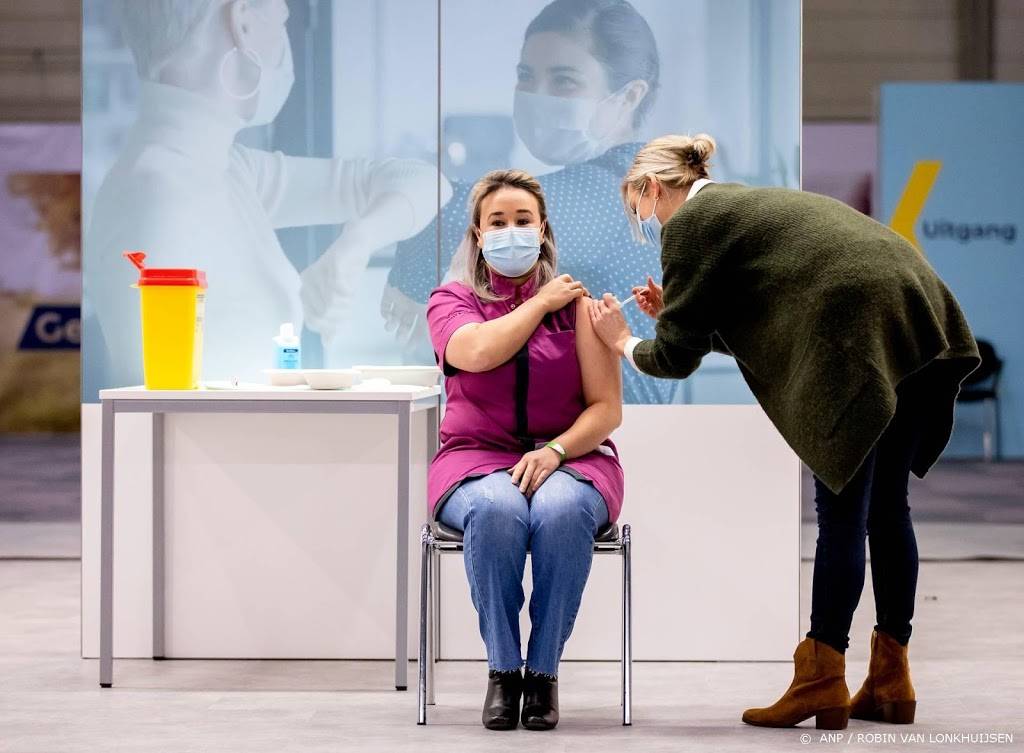 Eerste prik met coronavaccin in Nederland gezet 