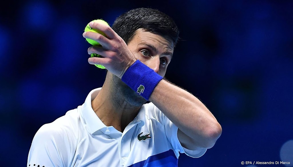 Djokovic zeker tot maandag vast in Melbourne