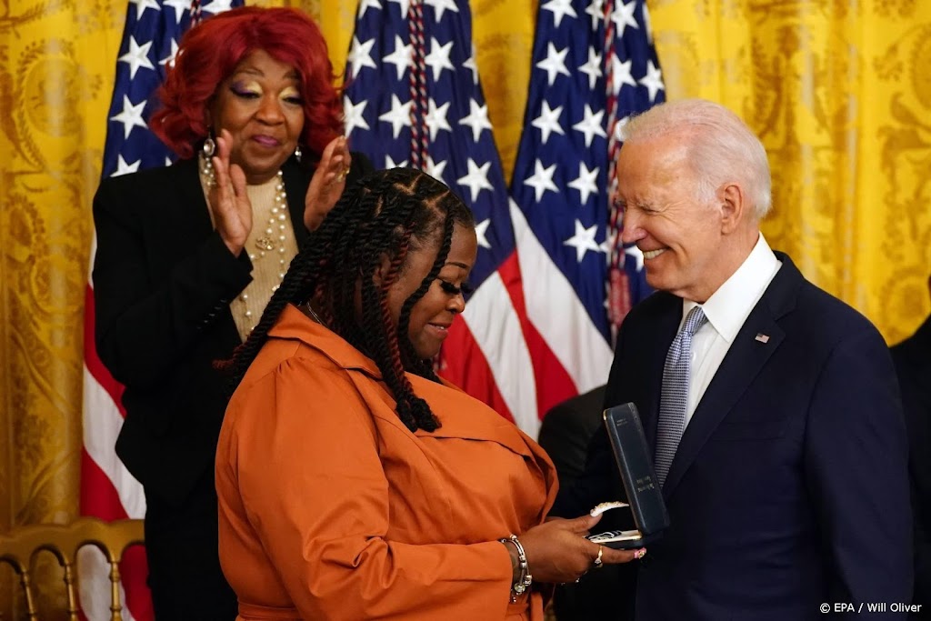 Biden reikt onderscheidingen uit aan 'helden' Capitoolbestorming