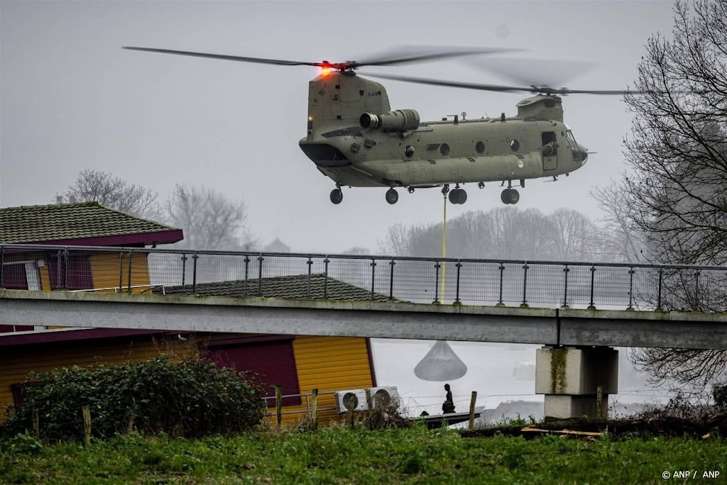 Chinooks begonnen met droppen zware stenen op kapotte dam 