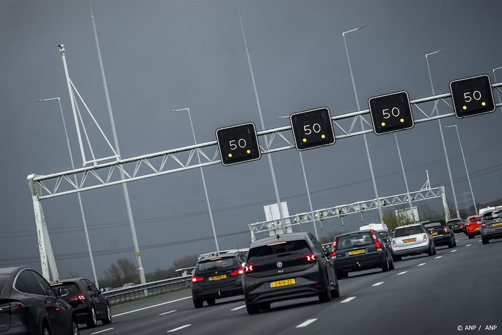 Tot zondag file op A73 richting Nijmegen door ondergelopen oprit 
