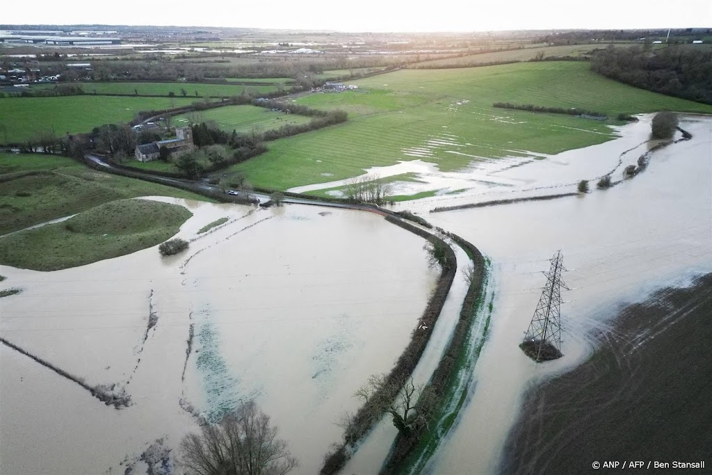 Tientallen mensen gered na overstromingen in VK