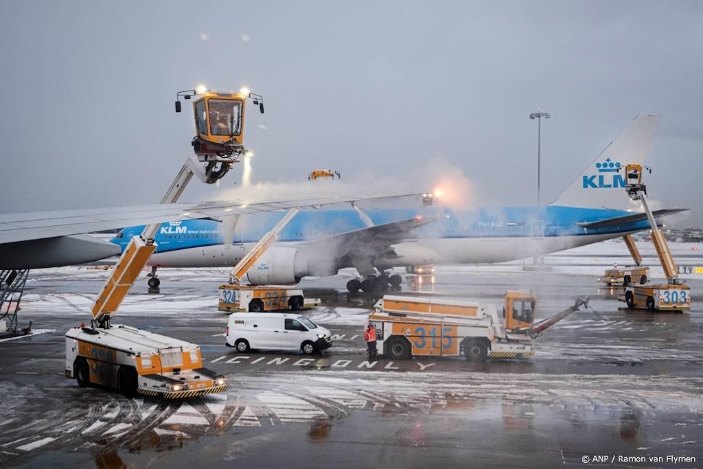 Dinsdag meer dan 400 vluchten geannuleerd op Schiphol