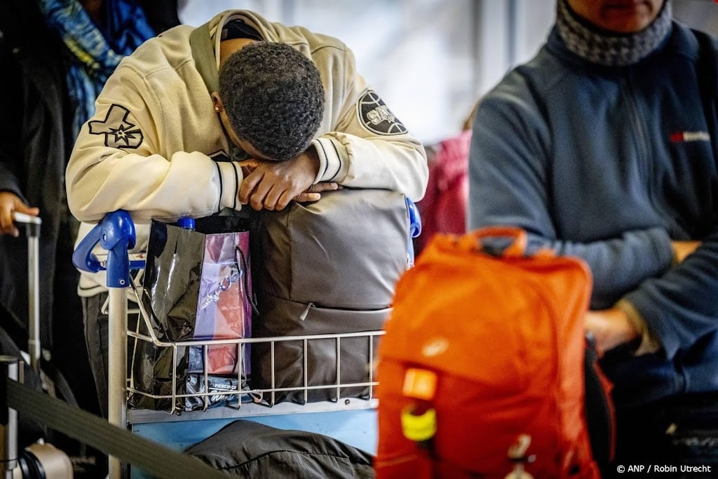 Lange rij bij helpdesk KLM op Schiphol