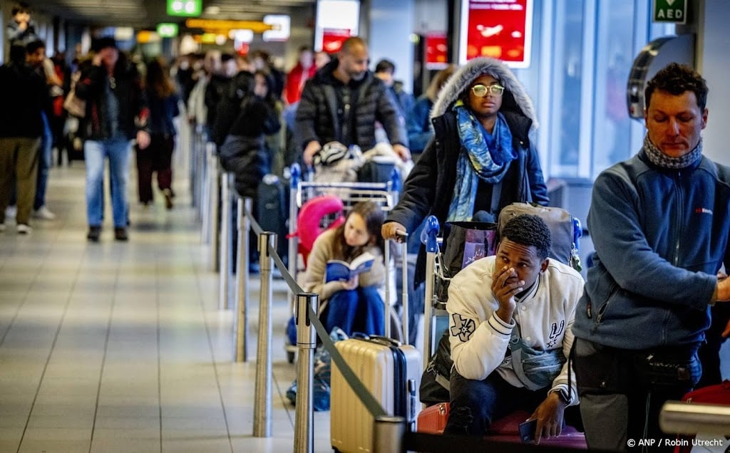 Schiphol: gestrande reizigers, ga naar huis